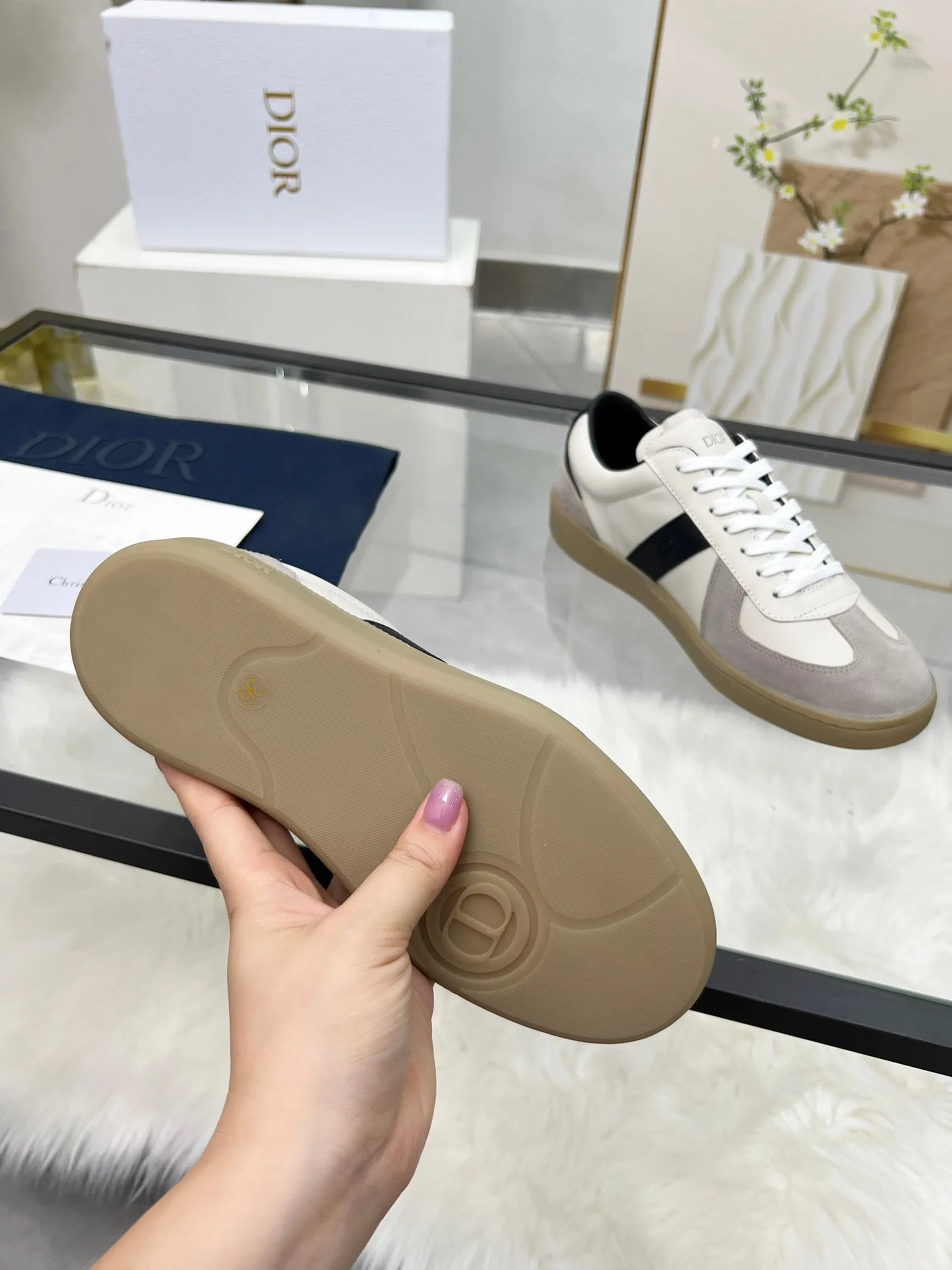 👟👟Ex-factory price 460👟👟Male size +10 correct✅ version. 𝐃𝐢𝐨𝐫 𝟮𝟱𝐏𝐫𝐞-𝐅𝐚𝐥𝐥 𝐁𝐞𝐫𝐥𝐢𝐧 𝟬𝟭 Dior B01 couple casual moral training shoes white shoes sneakers late 90s fashion brand Maison Margiela purchased GAT in large quantities and gave them a makeover. This shoe type of De Xun officially started its fashion journey. Original: Top layer of cowhide, cowhide lining, original outsole Size: 35-45 (40 for women, 45 for men, custom made, non-refundable)